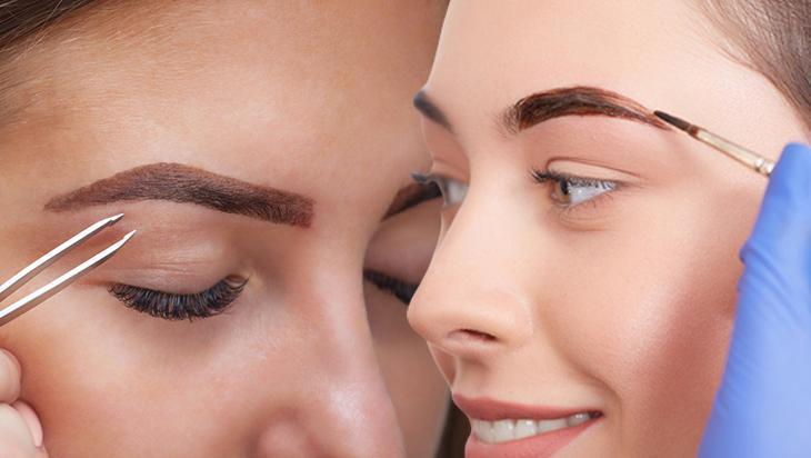 Kaşları besleyip gürleştiriyor Gece bekletip sabah yıkayın, sonuç muhteşem