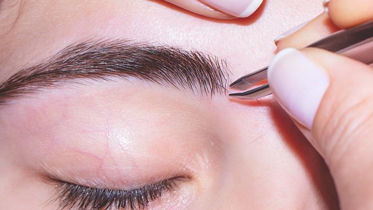 Kaşları besleyip gürleştiriyor Gece bekletip sabah yıkayın, sonuç muhteşem