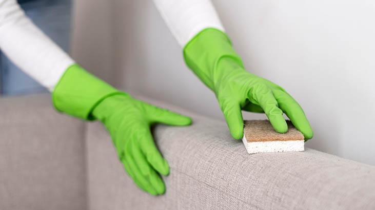 Tencere kapağıyla koltuklar bal dök yala olacak Kumaşa işleyen teri de söküyor