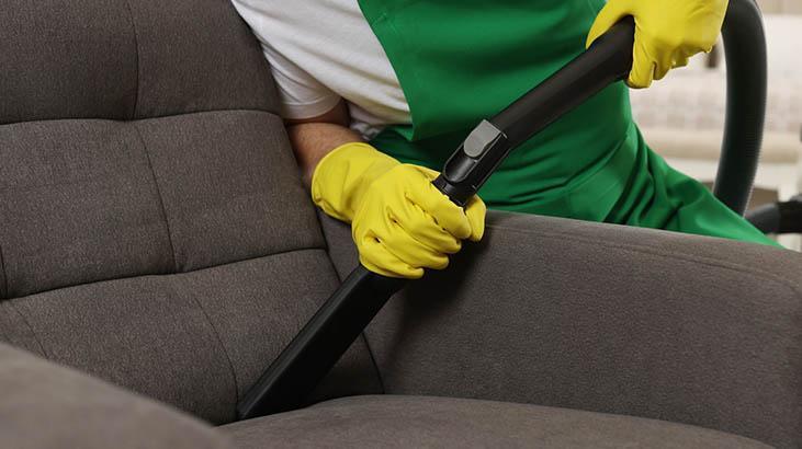 Tencere kapağıyla koltuklar bal dök yala olacak Kumaşa işleyen teri de söküyor