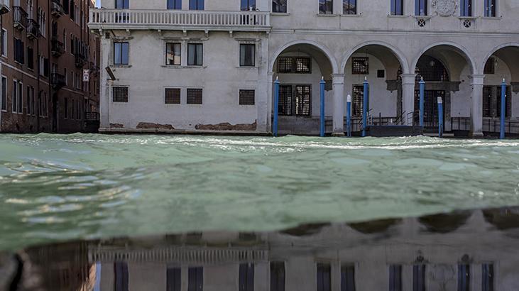 Venedikte sokakları su bastı Turistler zor anlar yaşadı Venedikte sokakları su bastı Turistler zor anlar yaşadı