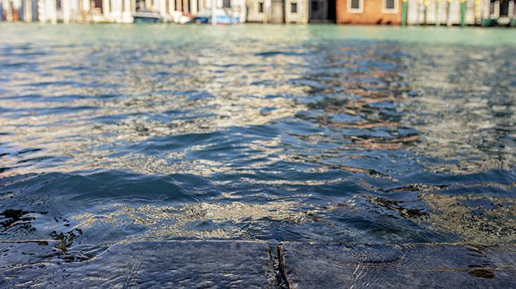 Venedikte sokakları su bastı Turistler zor anlar yaşadı Venedikte sokakları su bastı Turistler zor anlar yaşadı