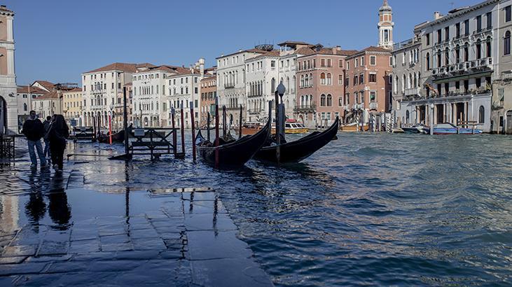 Venedikte sokakları su bastı Turistler zor anlar yaşadı Venedikte sokakları su bastı Turistler zor anlar yaşadı