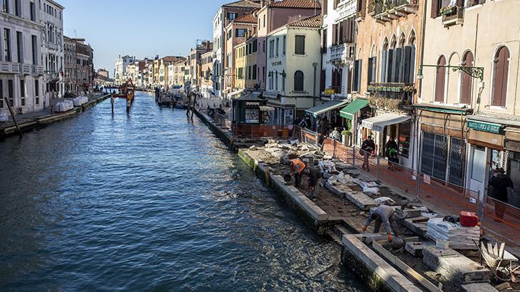 Venedikte sokakları su bastı Turistler zor anlar yaşadı Venedikte sokakları su bastı Turistler zor anlar yaşadı