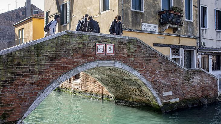 Venedikte sokakları su bastı Turistler zor anlar yaşadı Venedikte sokakları su bastı Turistler zor anlar yaşadı