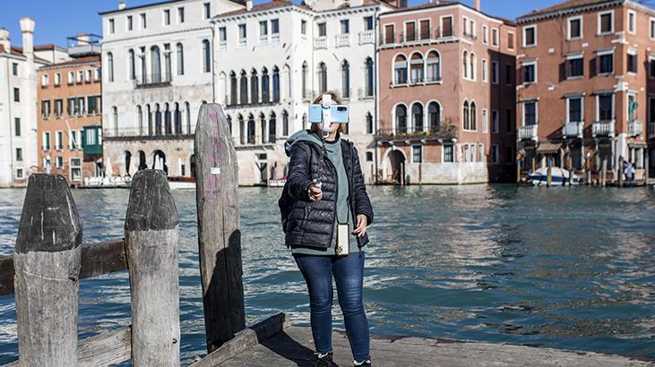 Venedikte sokakları su bastı Turistler zor anlar yaşadı Venedikte sokakları su bastı Turistler zor anlar yaşadı