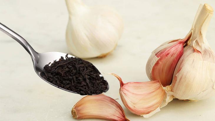 1 kaşık çay sarımsakları böyle koruyor Aylarca ilk günkü gibi taptaze kalacak