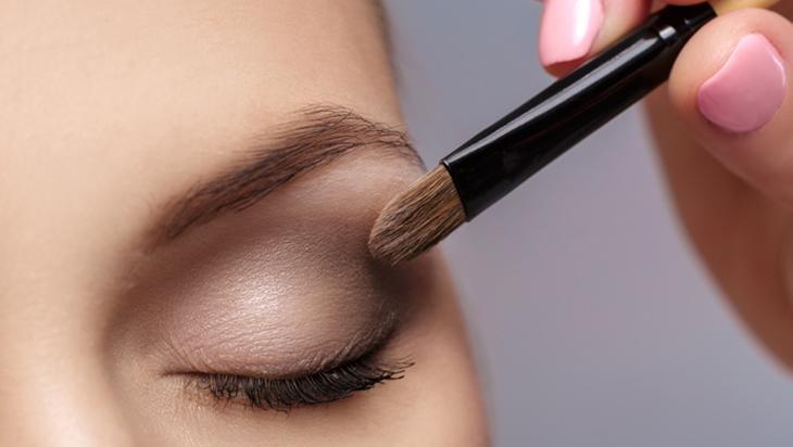 Göz makyajını berbat eden hata Siyah yerine ten rengi olsun, pudra sabitliyor