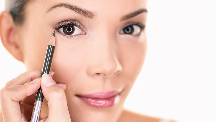 Göz makyajını berbat eden hata Siyah yerine ten rengi olsun, pudra sabitliyor
