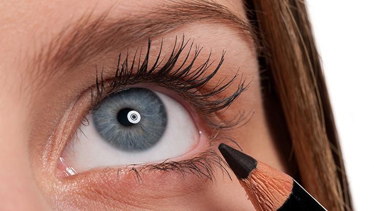 Göz makyajını berbat eden hata Siyah yerine ten rengi olsun, pudra sabitliyor