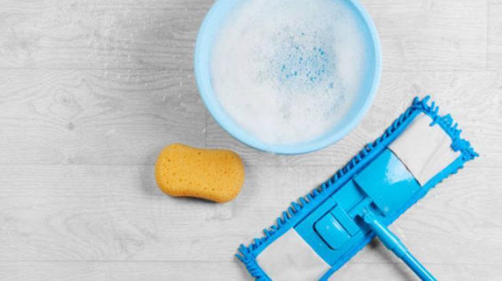 Yerdeki çizikler saniyesinde siliniyor Cevizin içinden çıkartıp böyle ovalayın