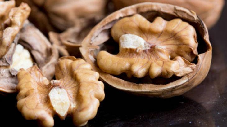 Yerdeki çizikler saniyesinde siliniyor Cevizin içinden çıkartıp böyle ovalayın