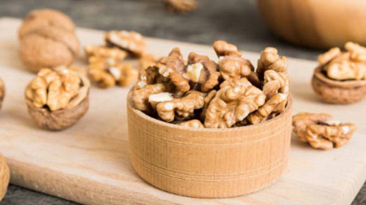 Yerdeki çizikler saniyesinde siliniyor Cevizin içinden çıkartıp böyle ovalayın