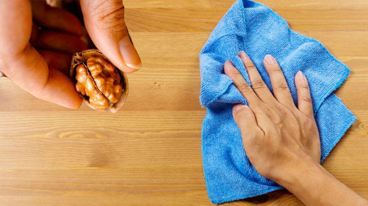 Yerdeki çizikler saniyesinde siliniyor Cevizin içinden çıkartıp böyle ovalayın