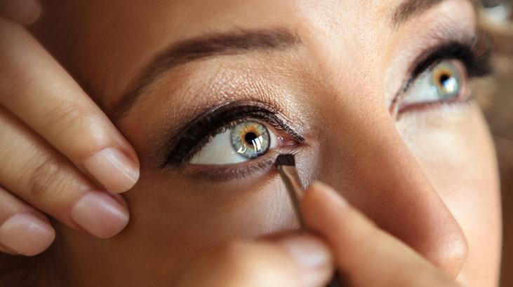 Göz makyajını berbat eden hata Siyah yerine ten rengi olsun, pudra sabitliyor