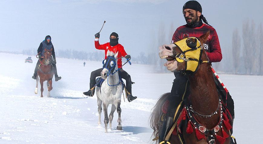 Görüntüler Erzurum'dan! Kar üstünde bin 800 metre at yarışı