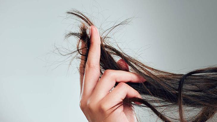 Neme mi yoksa proteine mi ihtiyacı var Hasarlı saçların kanıtı: Tel tel oluyor