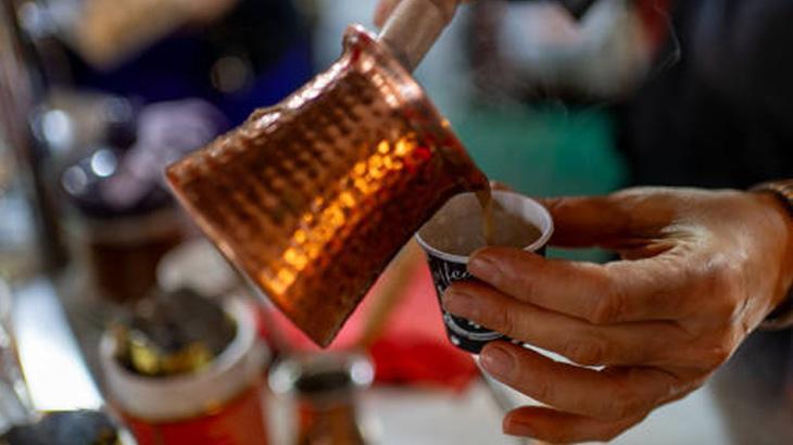 Kararan bakırı ayna gibi parlatıyor En etkili temizleme yöntemi ketçapmış... Kararan bakırı ayna gibi parlatıyor En etkili temizleme yöntemi ketçapmış...