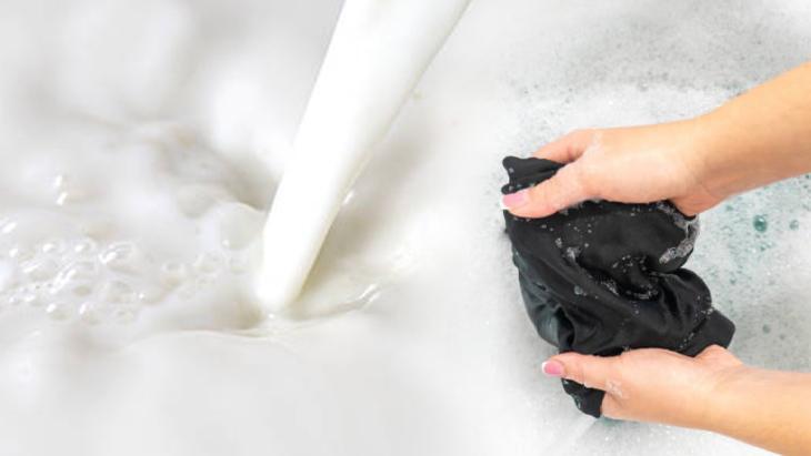 Süt lekesini söküp atıyor Giysi, halı, koltuk sadece birkaç damlayla pırıl pırıl olacak