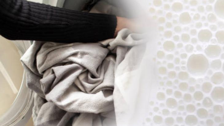 Süt lekesini söküp atıyor Giysi, halı, koltuk sadece birkaç damlayla pırıl pırıl olacak