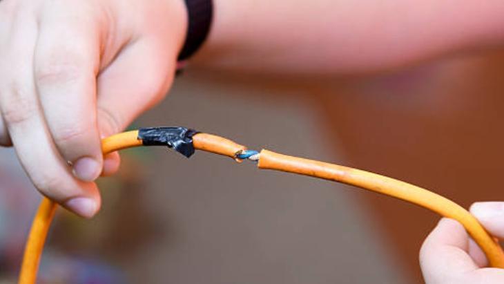 Kopunca tellerini çıkarmadan sarmayın Şarj kablosunun sağlıklı tamiri başkaymış