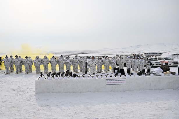 Komandolar tilki oyuğunda geceyi geçirdi Nefes kesen görüntüler paylaşıldı