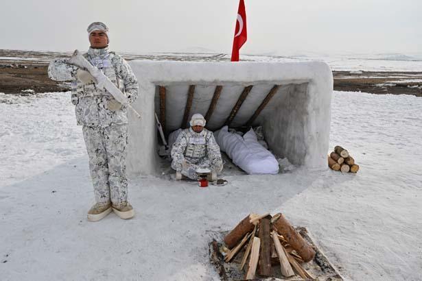 Komandolar tilki oyuğunda geceyi geçirdi Nefes kesen görüntüler paylaşıldı