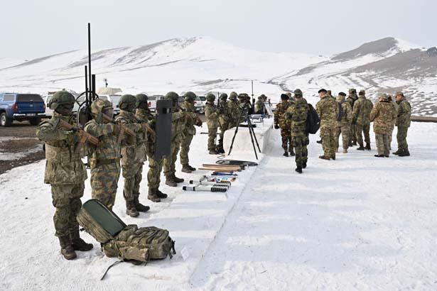 Komandolar tilki oyuğunda geceyi geçirdi Nefes kesen görüntüler paylaşıldı