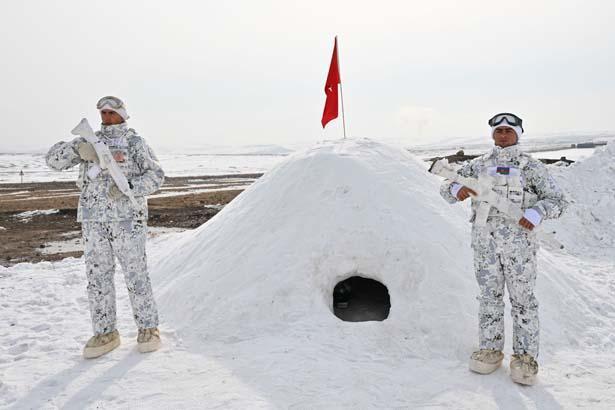 Komandolar tilki oyuğunda geceyi geçirdi Nefes kesen görüntüler paylaşıldı