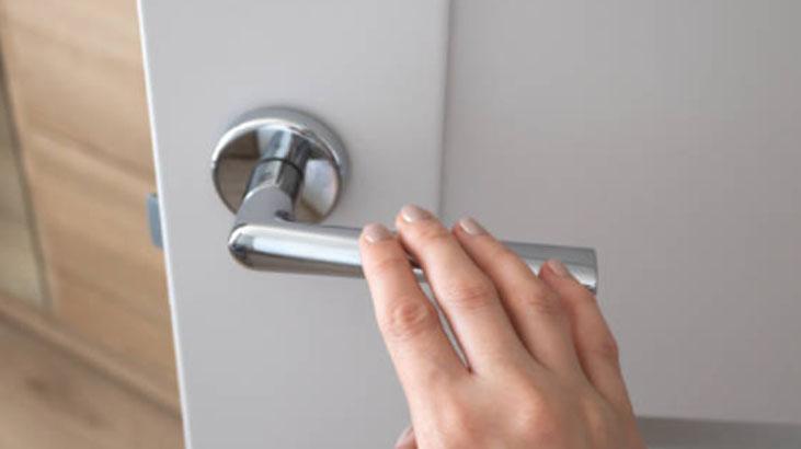 Kapı kollarındaki pası ve kiri tek hamlede söküp atacak Evdeki 2 malzeme yetiyor Kapı kollarındaki pası ve kiri tek hamlede söküp atacak Evdeki 2 malzeme yetiyor