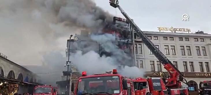Son dakika... Mısır Çarşısının yanındaki restoranda yangın Yandaki binalara da sıçradı