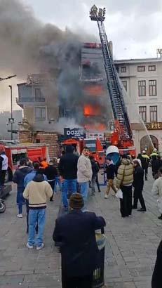 Son dakika... Mısır Çarşısının yanındaki restoranda yangın Yandaki binalara da sıçradı