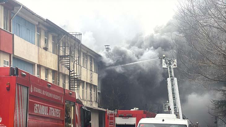 İstanbul'da fabrika yangını! Çok sayıda ekip sevk edildi