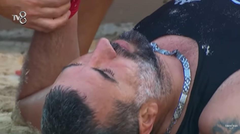 Survivor Hikmet oyun sonrası fenalaştı Takım arkadaşları başından ayrılmadı Survivor Hikmet oyun sonrası fenalaştı Takım arkadaşları başından ayrılmadı