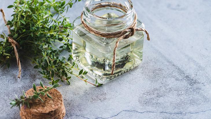 Tek damlası kaşları coşturuyor En iyi destek başucumuzda, kekik efsanesi