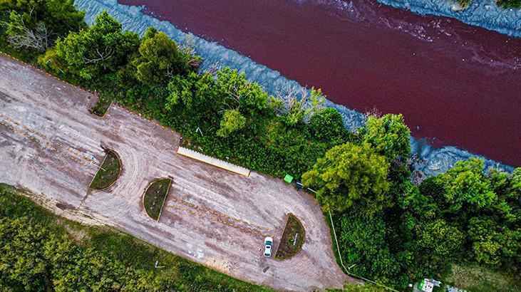 Arjantinde Sarandi Kanalının rengi kırmızıya döndü Arjantinde Sarandi Kanalının rengi kırmızıya döndü