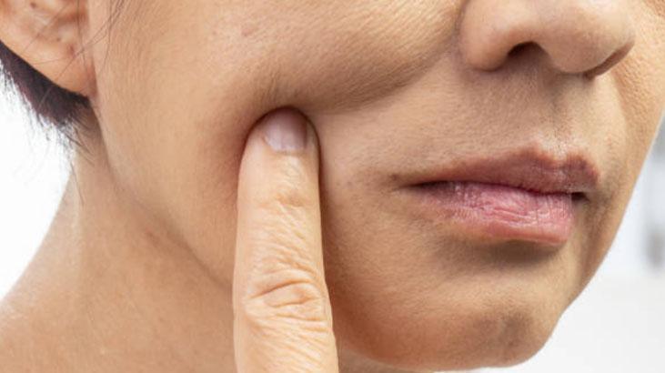 Yanak sarkmasını engelleyen taktik, kreme hiç gerek yok 50 saniye sürecek Yanak sarkmasını engelleyen taktik, kreme hiç gerek yok 50 saniye sürecek