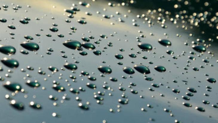 Bir parçası yetiyor Arabanın camındaki su damlasını söküp atıyor: İkiye kesip sürün