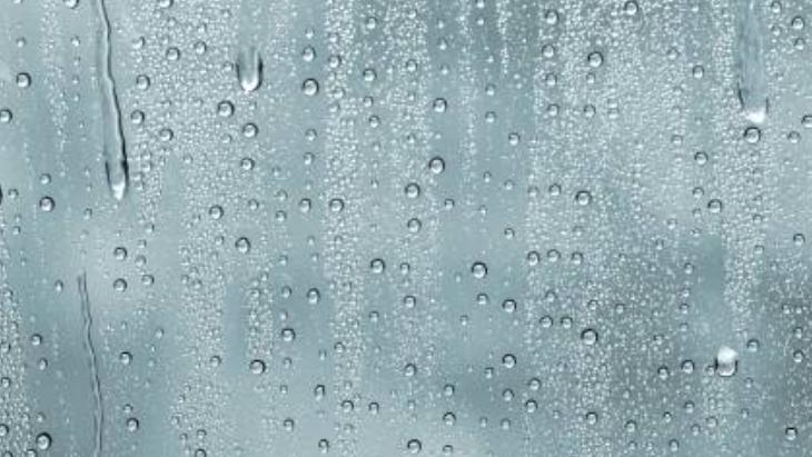 Bir parçası yetiyor Arabanın camındaki su damlasını söküp atıyor: İkiye kesip sürün