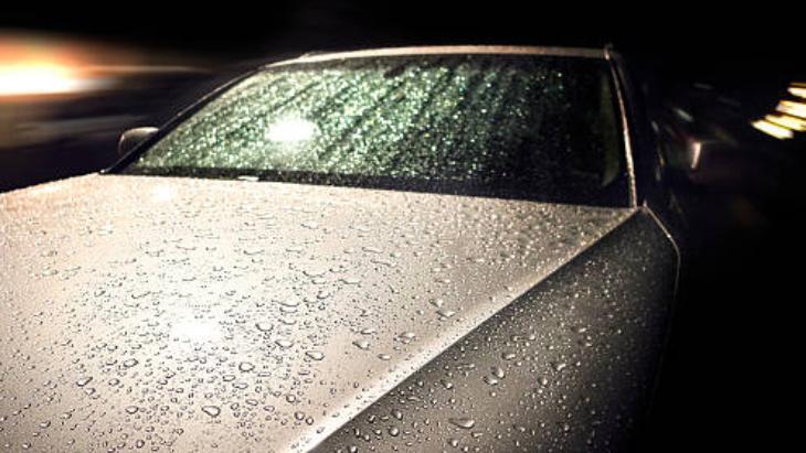 Bir parçası yetiyor Arabanın camındaki su damlasını söküp atıyor: İkiye kesip sürün