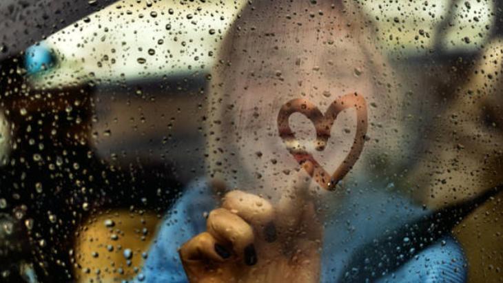 Bir parçası yetiyor Arabanın camındaki su damlasını söküp atıyor: İkiye kesip sürün