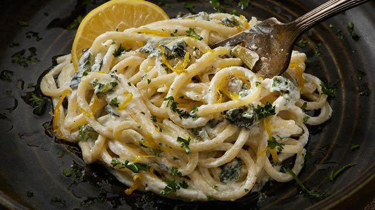 Bulaşık derdine son veren ıspanaklı makarna tarifi Tek tabakta iş tamam, yarım saat yetiyor