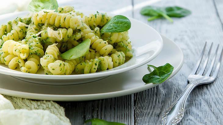 Tek tabakta ıspanaklı makarna nasıl yapılır