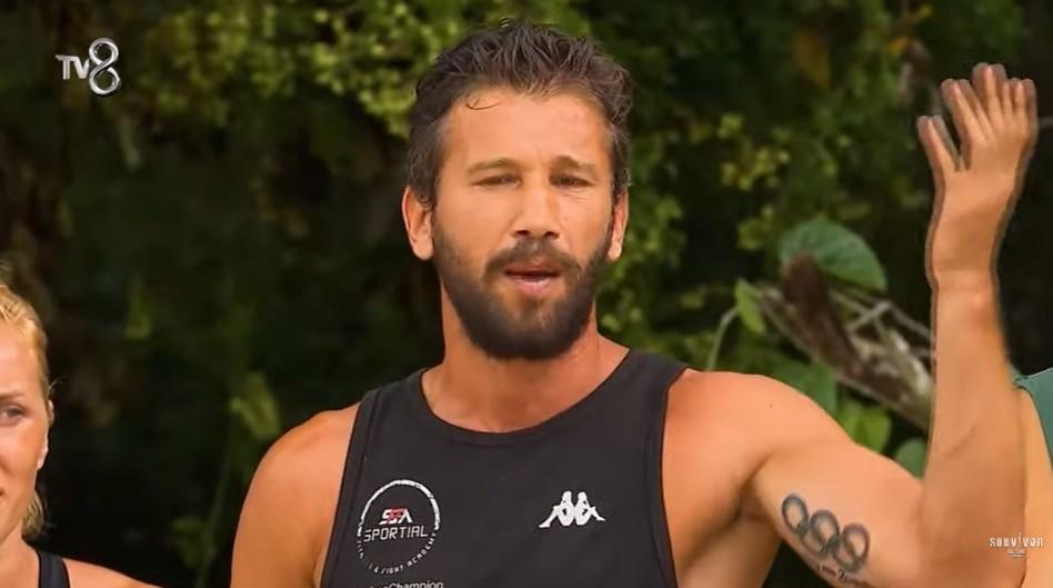 Survivorda Adem Kılıççıdan şoke eden hareket Sinirlenerek seremoniyi terk etti