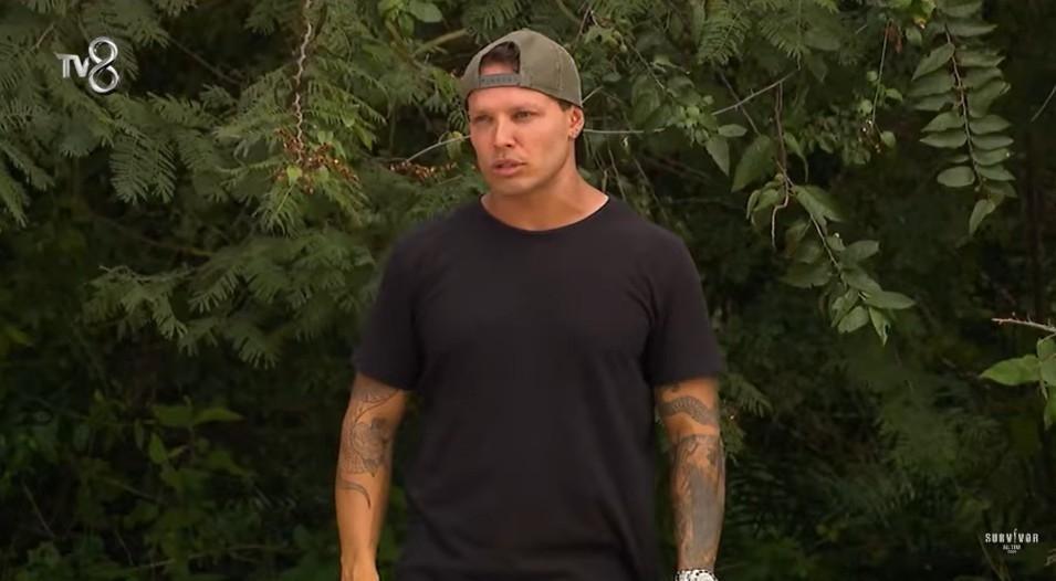 Survivorda Adem Kılıççıdan şoke eden hareket Sinirlenerek seremoniyi terk etti