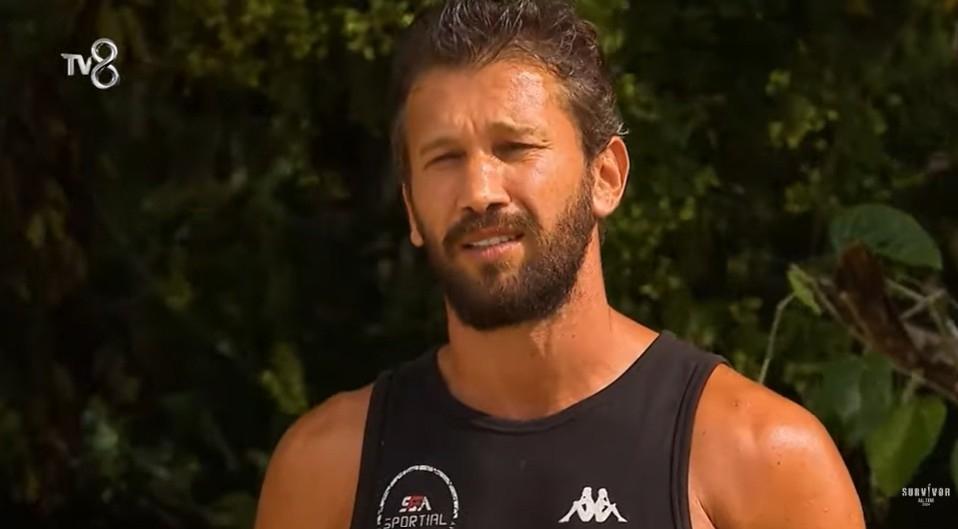 Survivorda Adem Kılıççıdan şoke eden hareket Sinirlenerek seremoniyi terk etti