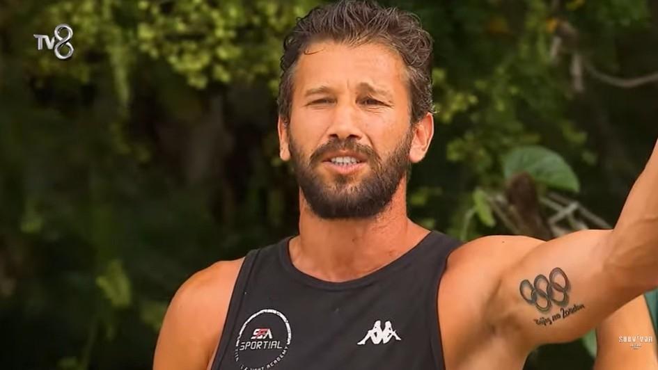 Survivorda Adem Kılıççıdan şoke eden hareket Sinirlenerek seremoniyi terk etti