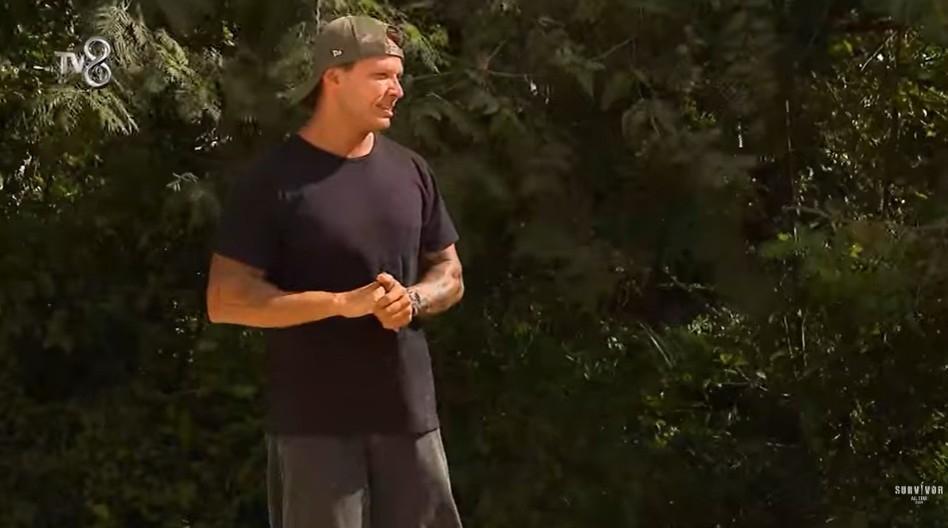 Survivorda Adem Kılıççıdan şoke eden hareket Sinirlenerek seremoniyi terk etti