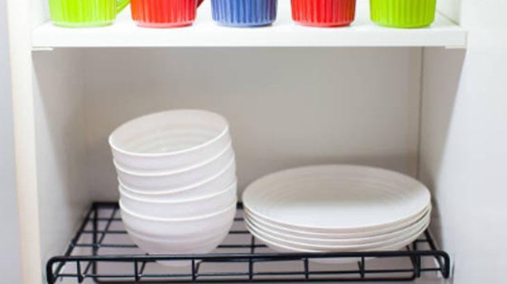 Mutfak ferahlatan Japon yöntemi Bardakları tıkıştırmayı bitiriyor, üst üste yerine iç içe