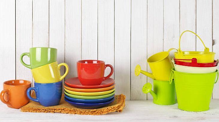 Mutfak ferahlatan Japon yöntemi Bardakları tıkıştırmayı bitiriyor, üst üste yerine iç içe